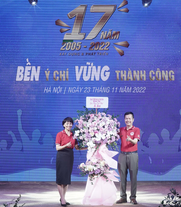 Bà Lê Thị Biên - Nguyên Giám đốc công ty Đông Tây tặng hoa chúc mừng.